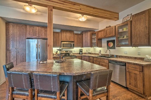 Updated Townhome with Hot Tub - Walk to Downtown!