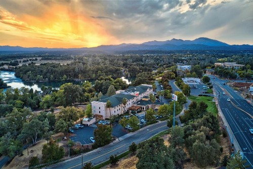 Hilton Garden Inn Redding - image 1