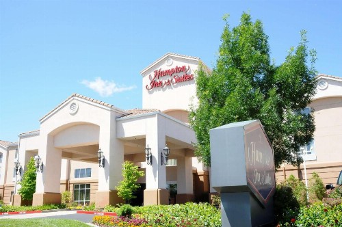 Hampton Inn & Suites Redding - image 1