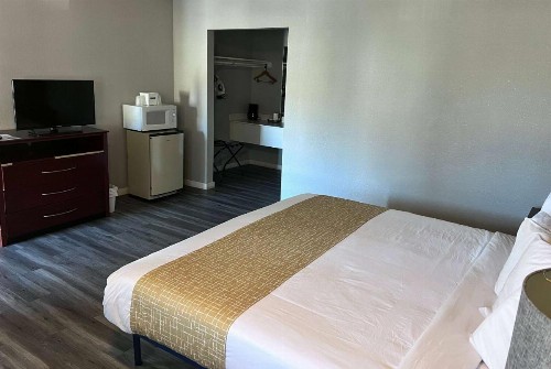 Travelodge by Wyndham Redding CA - image 3