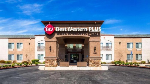 Best Western Plus Twin View Inn & Suites - image 1