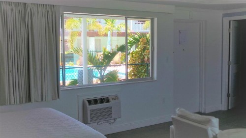 Island House Resort Hotel - image 11