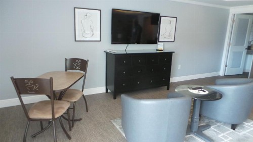 Island House Resort Hotel - image 19