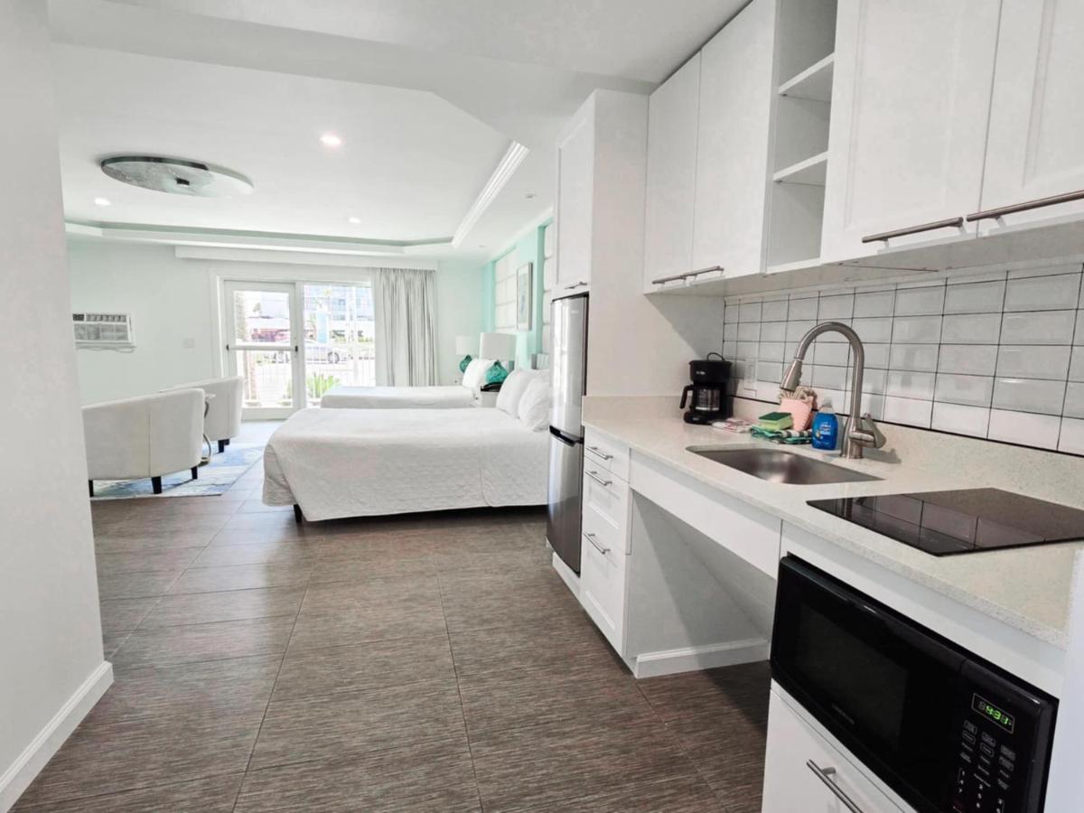 Island House Resort Hotel - image 2
