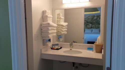 Island House Resort Hotel - image 30