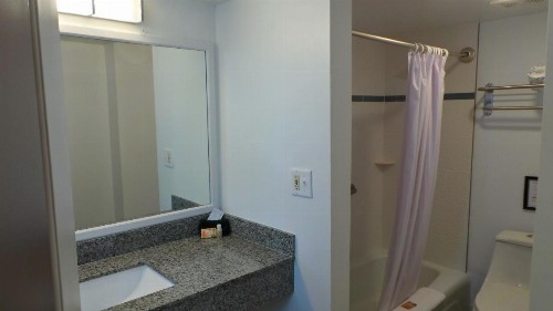 Island House Resort Hotel - image 36
