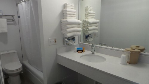 Island House Resort Hotel - image 46