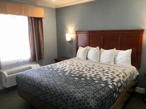 Redondo Inn and Suites - image 12
