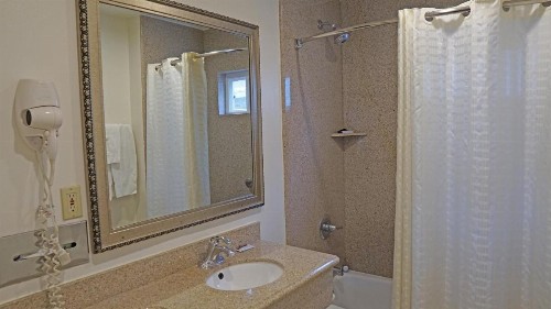 Redondo Inn and Suites - image 16