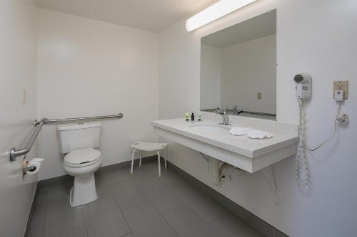 Redwood Creek Inn - image 13