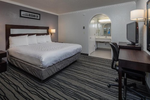 Redwood Creek Inn - image 3