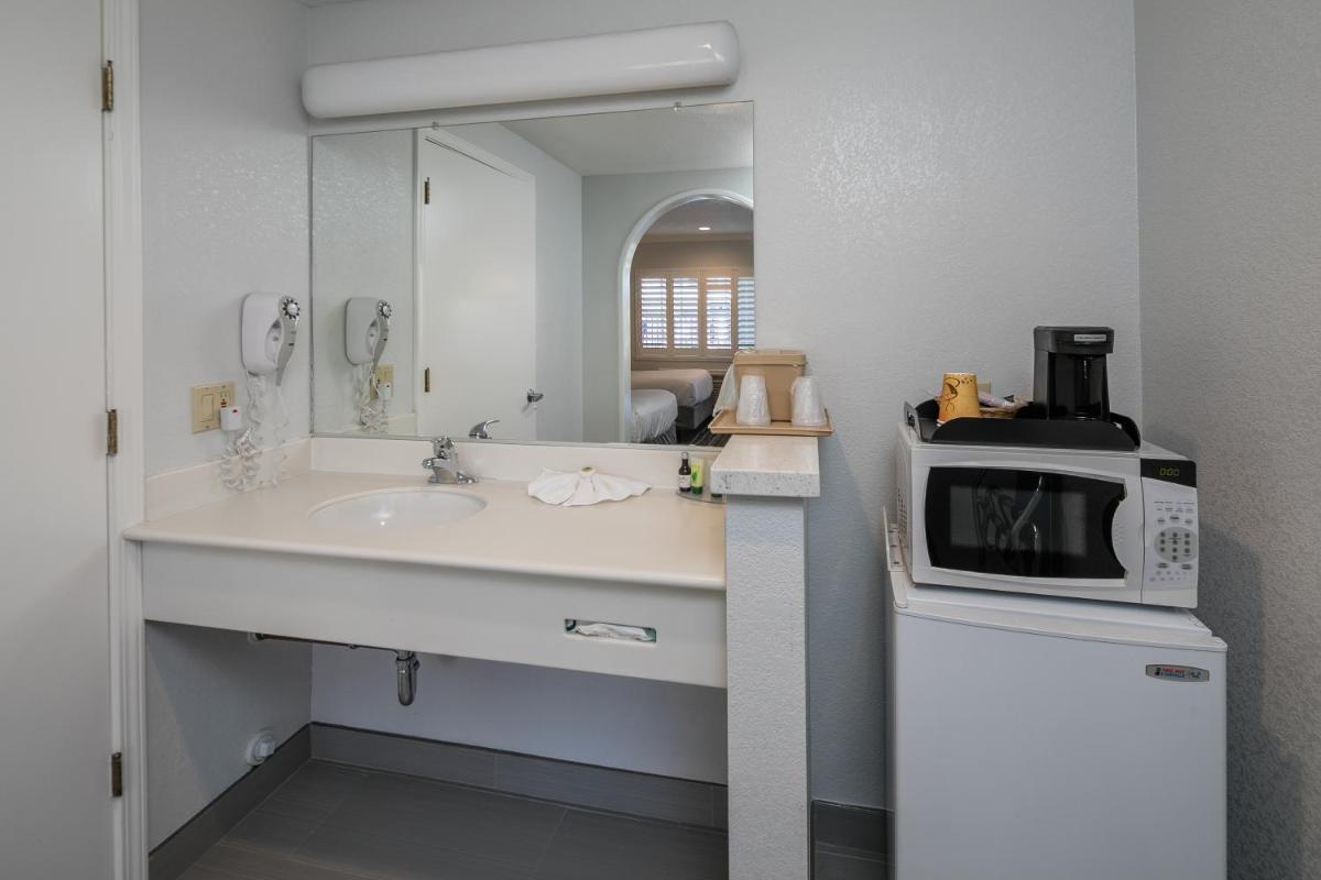 Redwood Creek Inn - image 5
