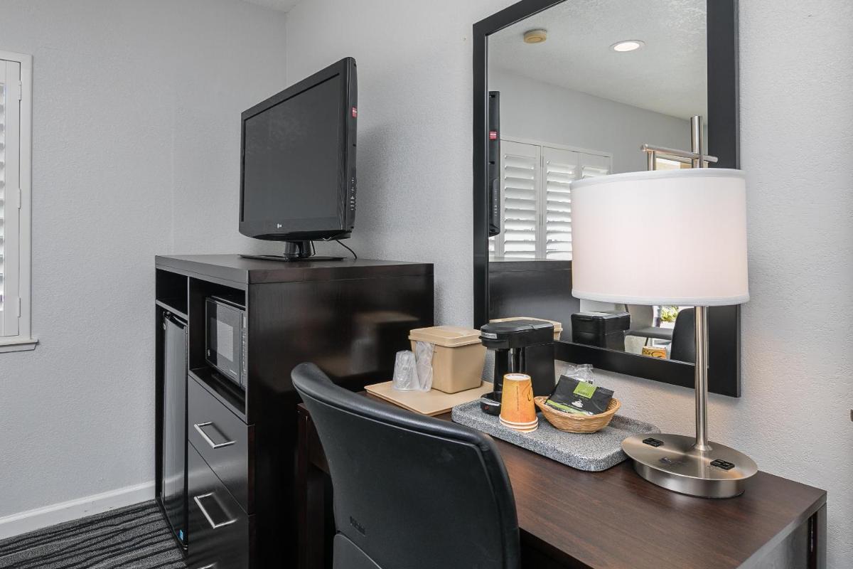 Redwood Creek Inn - image 6