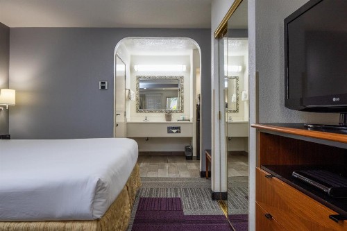 Atherton Park Inn and Suites - image 25