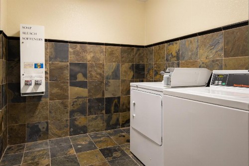 Atherton Park Inn and Suites - image 26
