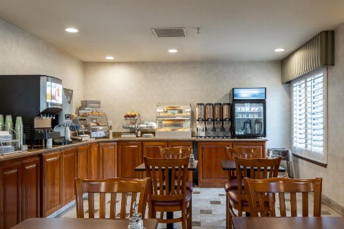 Atherton Park Inn and Suites - image 27
