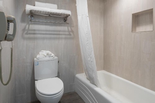 Atherton Park Inn and Suites - image 3