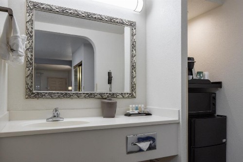 Atherton Park Inn and Suites - image 34