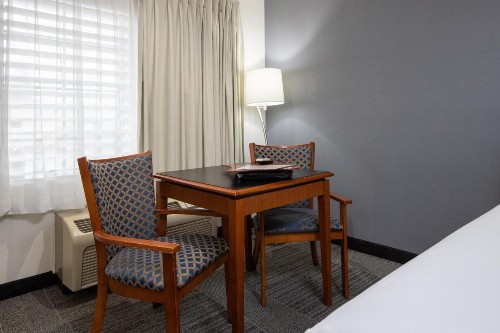 Atherton Park Inn and Suites - image 35