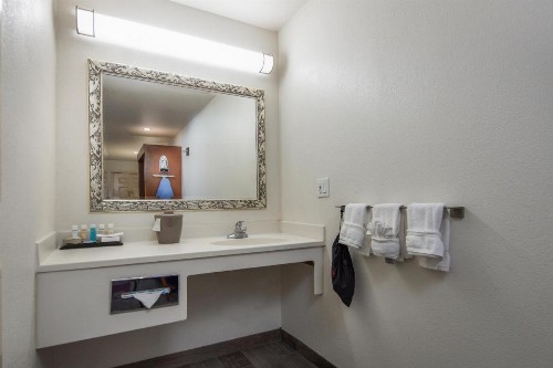 Atherton Park Inn and Suites - image 4