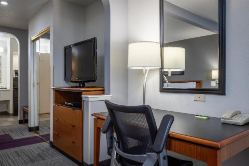 Atherton Park Inn and Suites - image 5
