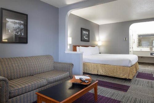 Atherton Park Inn and Suites - image 6