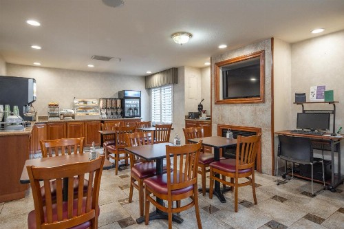 Atherton Park Inn and Suites - image 9