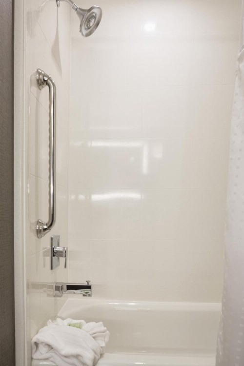 Holiday Inn Express Redwood City Central an IHG Hotel - image 27