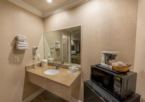 Edge Water Inn - image 10