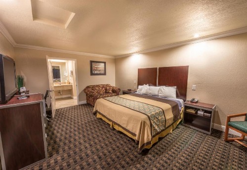Edge Water Inn - image 11