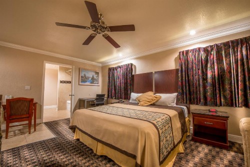Edge Water Inn - image 12