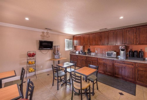 Edge Water Inn - image 13