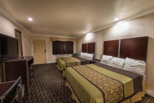 Edge Water Inn - image 16