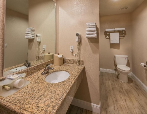 Edge Water Inn - image 18