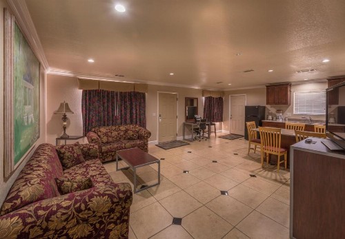 Edge Water Inn - image 2