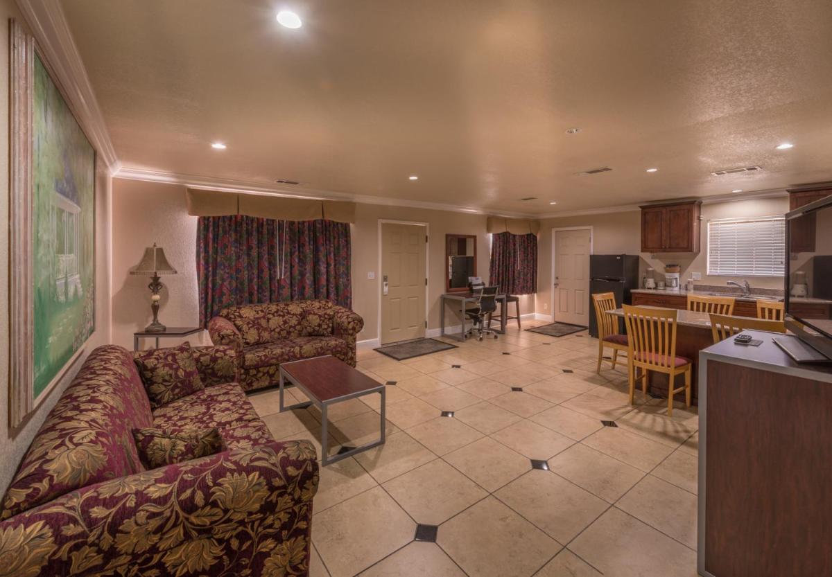 Edge Water Inn - image 2