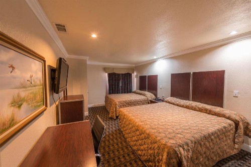 Edge Water Inn - image 3