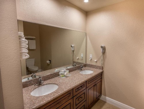 Edge Water Inn - image 4