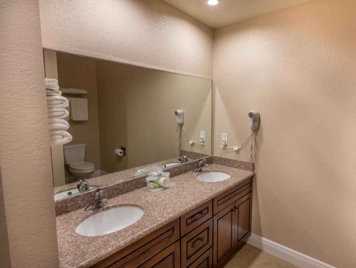 Edge Water Inn - image 4
