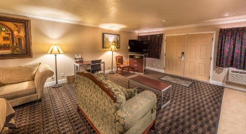 Edge Water Inn - image 6