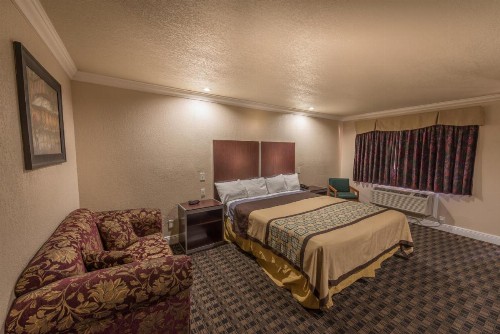Edge Water Inn - image 8