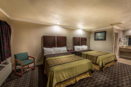 Edge Water Inn - image 9