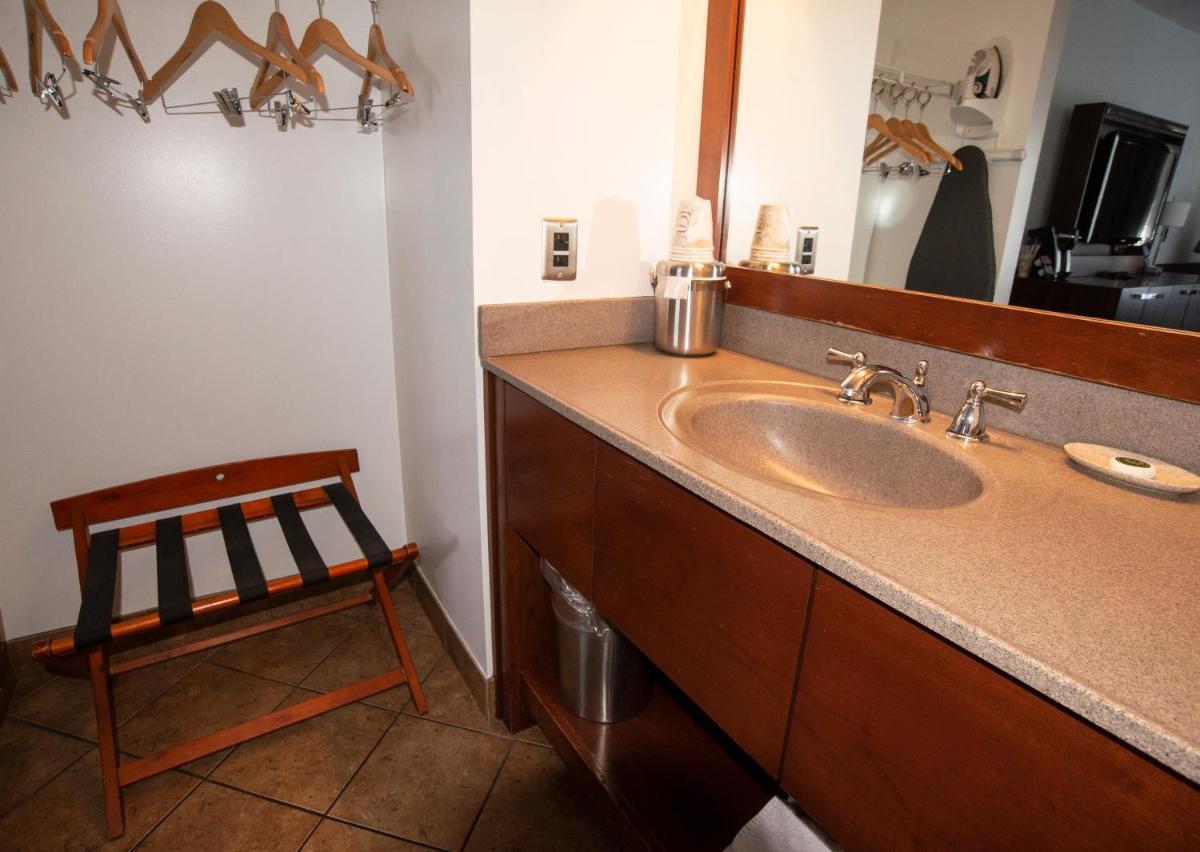 Crosswinds Motel - image 2