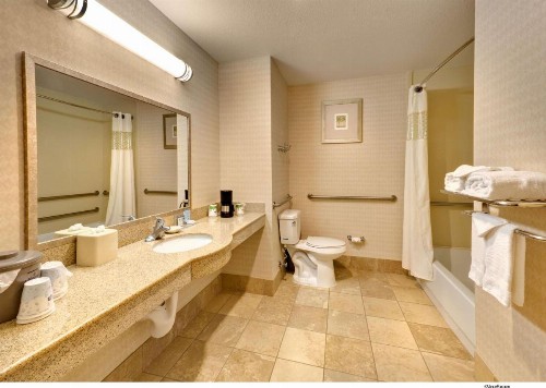 Hampton Inn & Suites Reno - image 17