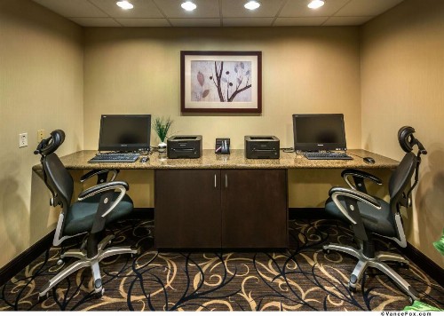 Hampton Inn & Suites Reno - image 25