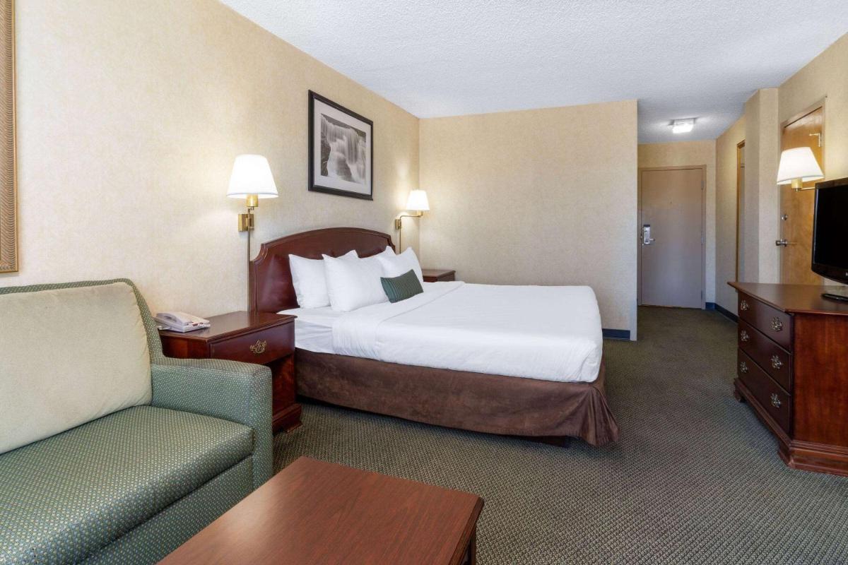 Ramada by Wyndham Reno Hotel & Casino - image 2