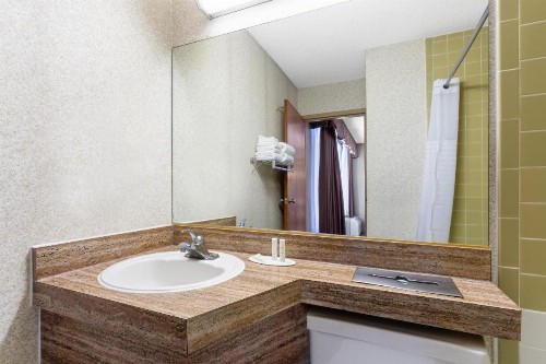 Ramada by Wyndham Reno Hotel & Casino - image 9