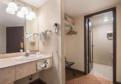 SureStay Plus Hotel by Best Western Reno Airport - image 40