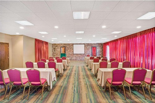 Super 8 by Wyndham Meadow Wood Courtyard - image 10