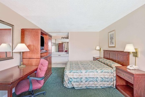 Super 8 by Wyndham Meadow Wood Courtyard - image 3